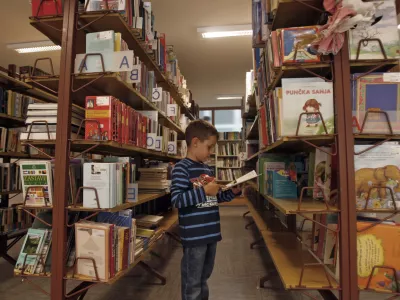 - Osnovna &scaron;ola Vrhovci - priprave na novo &scaron;olsko leto - &scaron;olska knjižnica//FOTO: Bojan Velikonja OPOMBA: ZA OBJAVO V PRILOGI &ndash; DNEVNIKOV OBJEKTIV / Foto: Bojan Velikonja