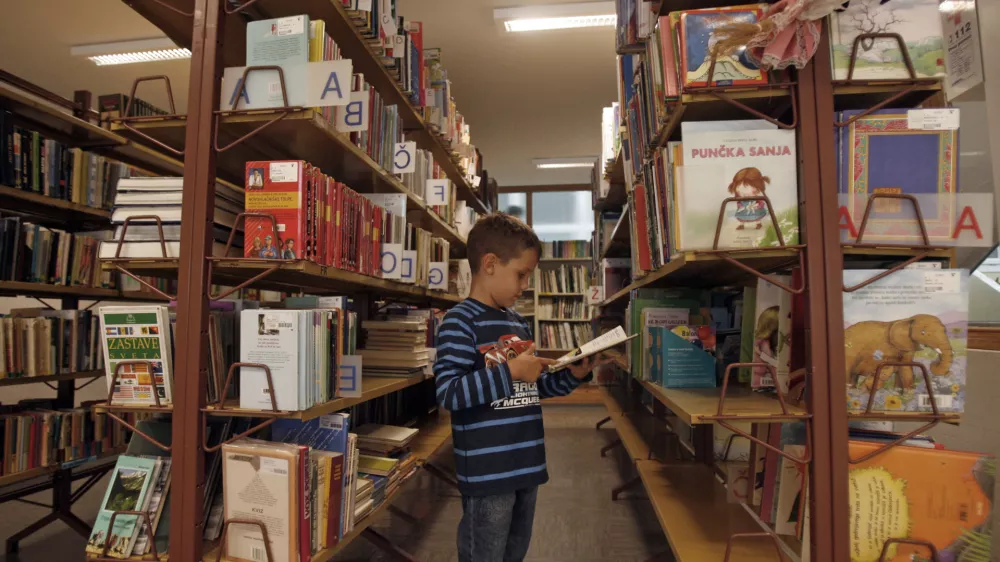 - Osnovna &scaron;ola Vrhovci - priprave na novo &scaron;olsko leto - &scaron;olska knjižnica//FOTO: Bojan Velikonja OPOMBA: ZA OBJAVO V PRILOGI &ndash; DNEVNIKOV OBJEKTIV / Foto: Bojan Velikonja