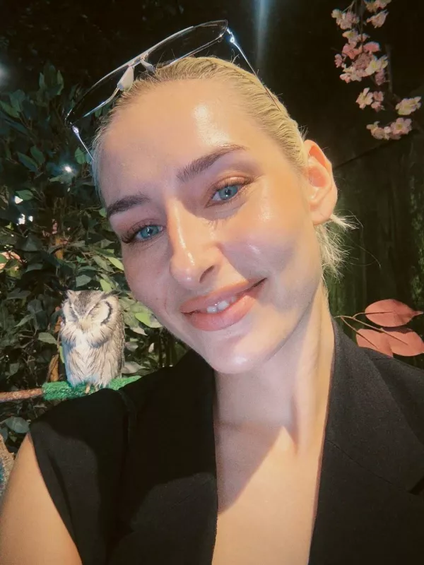 Raiven, ki bo mimogrede jutri prepevala v Cankarjevem domu, kljub pra&scaron;ičke in tudi zaradi njih rada hodi na Japonsko. Čeprav se zdi, da zadaj na sliki vidimo sovo....