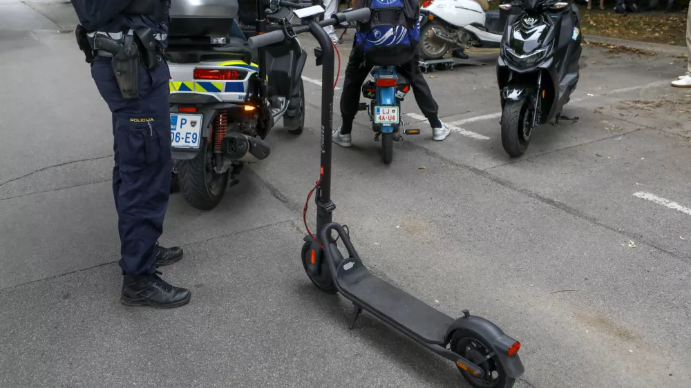 11.7.2025 - policija, nadzor prometa, lahka motorna vozila, skuter, moped, varnost v prometru, skiroFoto: Luka Cjuha