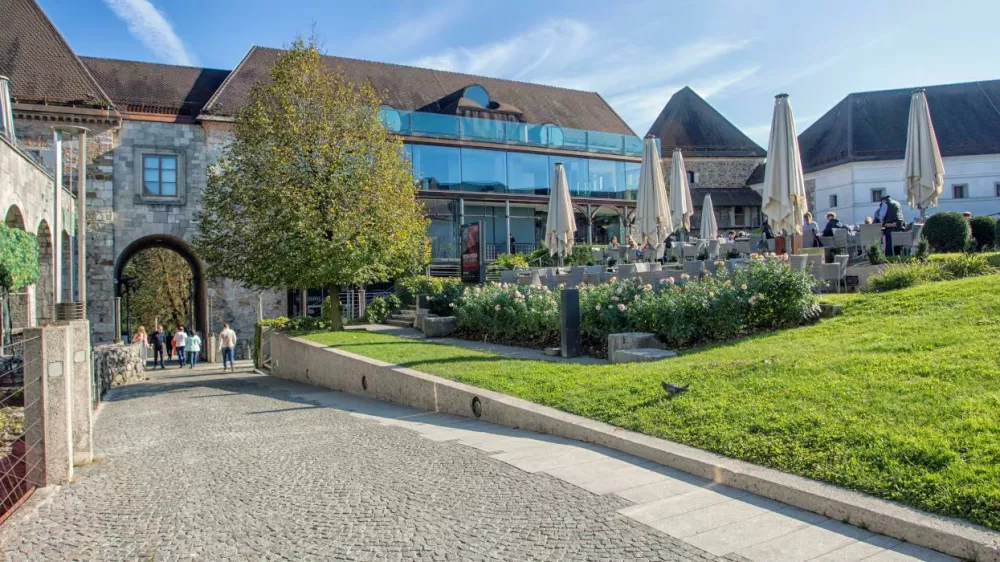 Grajsko dvori&scaron;če bodo prenovili