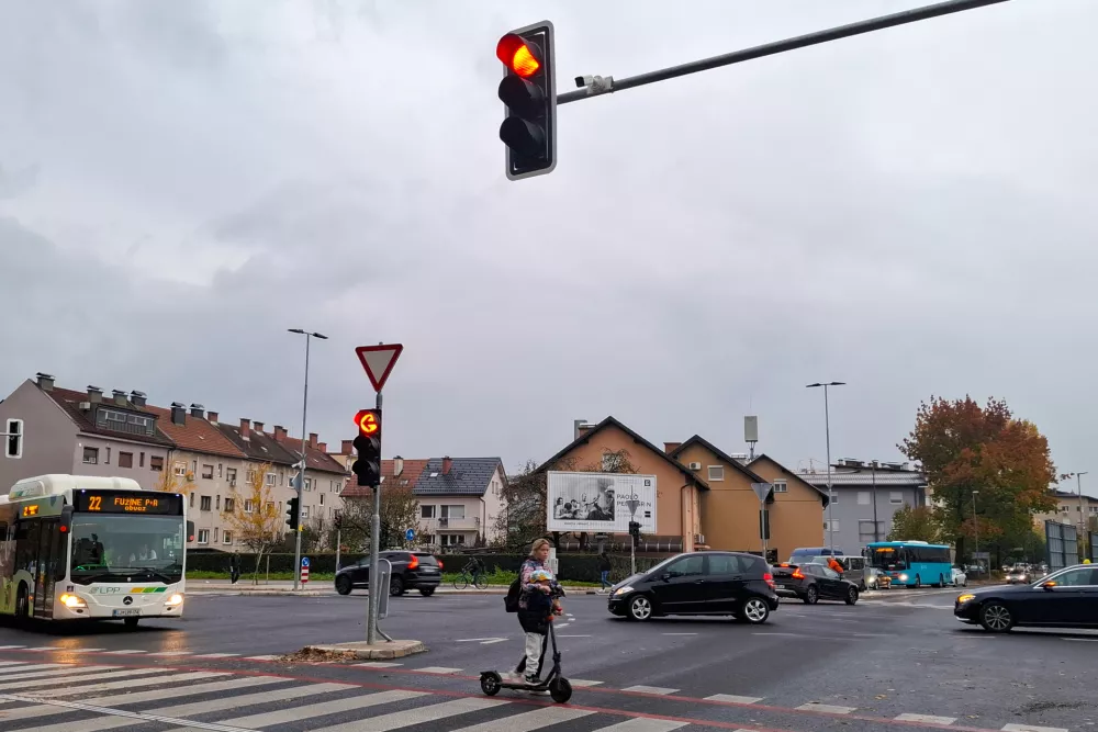 21.10.2025 - Križi&scaron;če Linhartova Topni&scaron;ka, semafor pu&scaron;čicaFoto: Luka Cjuha
