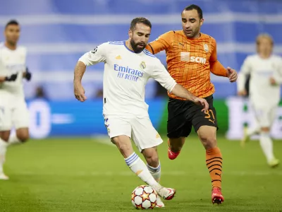 03 November 2021, Spain, Madrid: Real Madrid's Dani Carvajal (L) and Shakhtar's Ismaily battle for the ball during the UEFA Champions League Group D soccer match between Real Madrid CF and FC Shakhtar Donetsk at Santiago Bernabeu Stadium. Photo: Ruben Albarran/ZUMA Press Wire/dpa