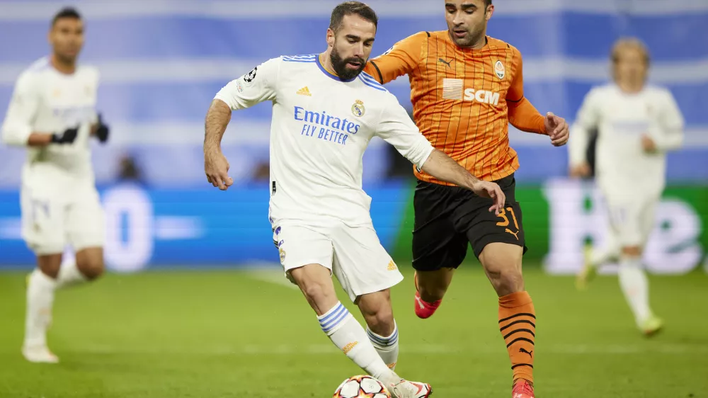 03 November 2021, Spain, Madrid: Real Madrid's Dani Carvajal (L) and Shakhtar's Ismaily battle for the ball during the UEFA Champions League Group D soccer match between Real Madrid CF and FC Shakhtar Donetsk at Santiago Bernabeu Stadium. Photo: Ruben Albarran/ZUMA Press Wire/dpa