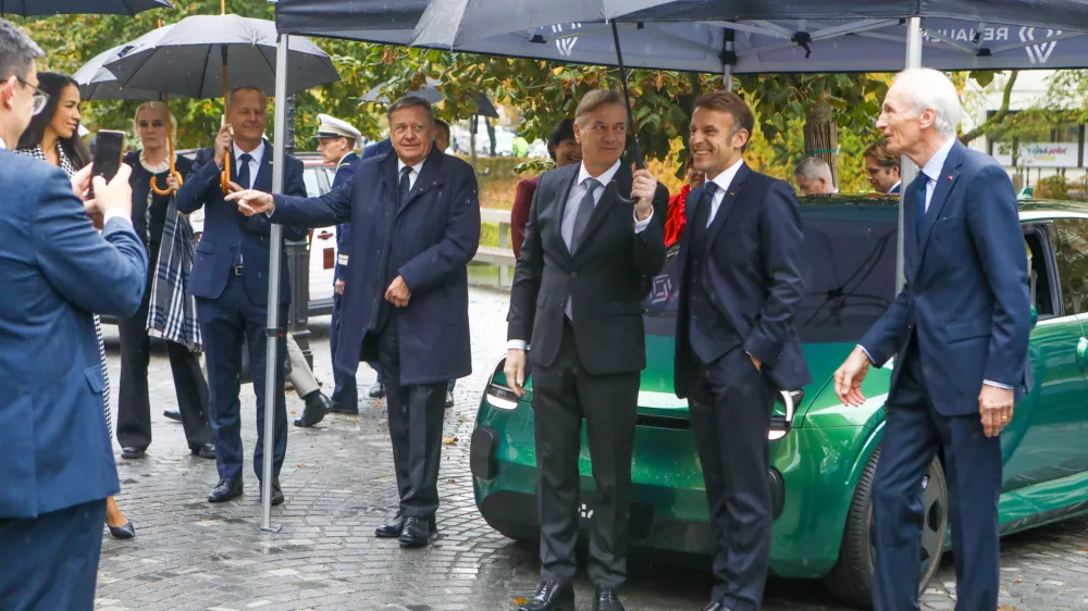 Tako spro&scaron;čeno, da se je tudi protokol umaknil vlakcu urbanu