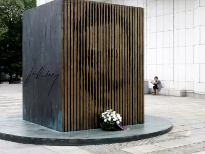 - 10.05.2016 - 140. obletnica rojstva pesnika, pisatelja in dramatika Ivana Cankarja - spomenik Ivanu Cankarju pred Cankarjevim domom (CD), //FOTO: Bojan Velikonja