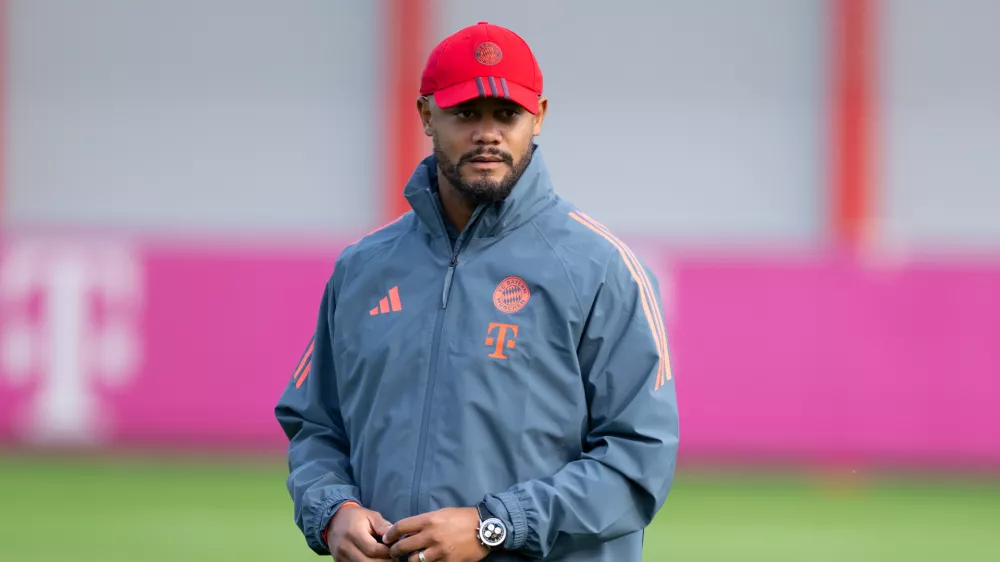21 October 2025, Bavaria, Munich: Bayern Munich coach Vincent Kompany leads the final training session of the team at the Saebener Strasse training ground, ahead of Wednesday's UEFA&nbsp;Champions League soccer match against FC Brugge. Photo: Sven Hoppe/dpa