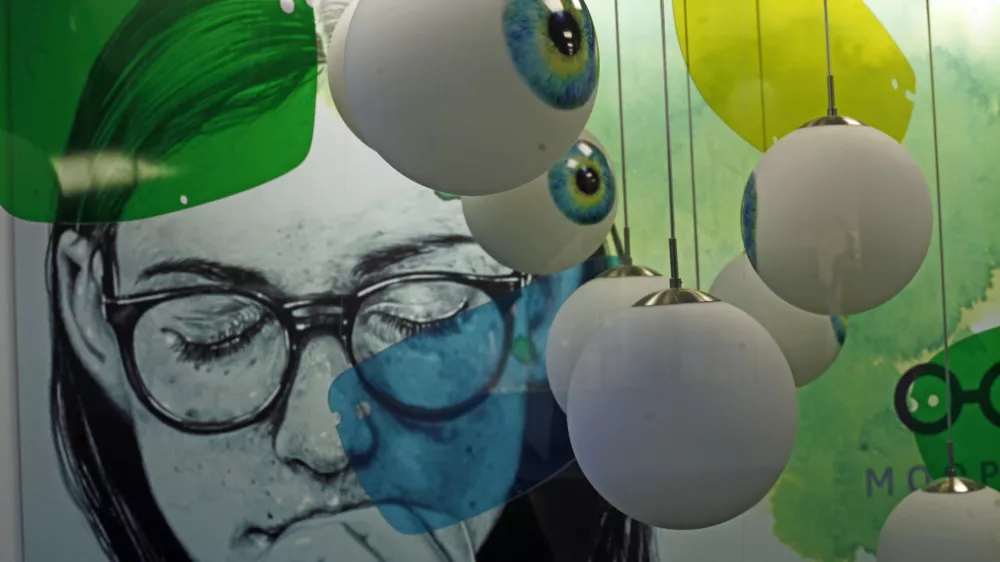 - simbolična fotografija - optika - okulist - očala - oko - očesno zrklo - slabovidnost - dioptrija - očesne bolezni - zdravje - ///FOTO: Luka Cjuha