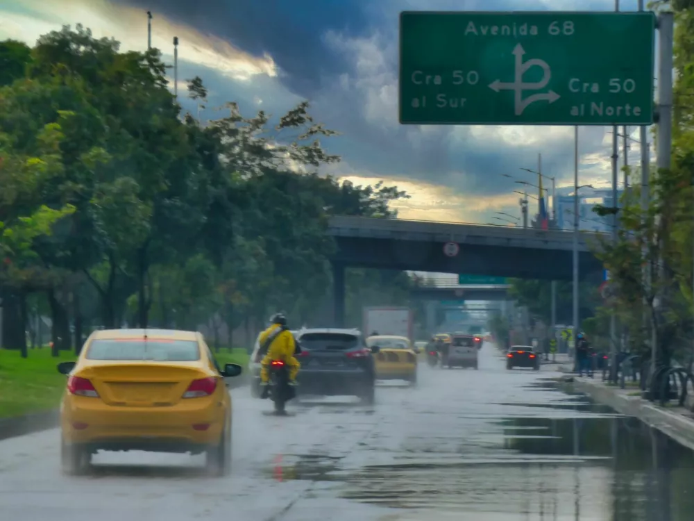 Droplets of the wet road with the cars and the signals in middle of a city. / Foto: Alejandro Sanchez