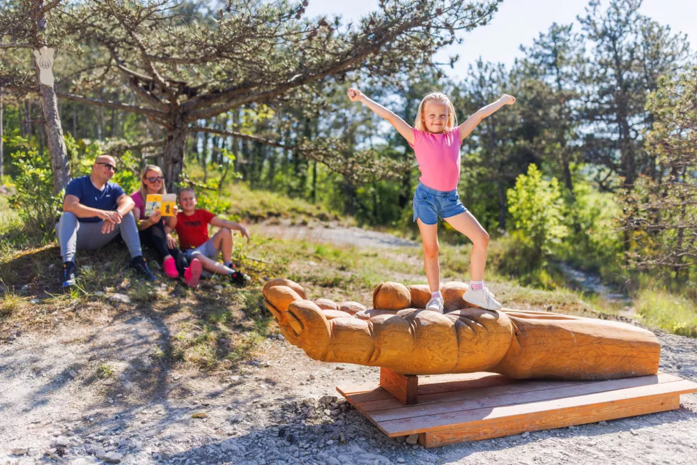 Doživetja na Pravljično-doživljajski transverzali po Sloveniji so idealna priložnost, da se otroci in star&scaron;i povežejo v misiji, ki jih zbliža z naravo in tudi med sabo. F Jaka Ivančič