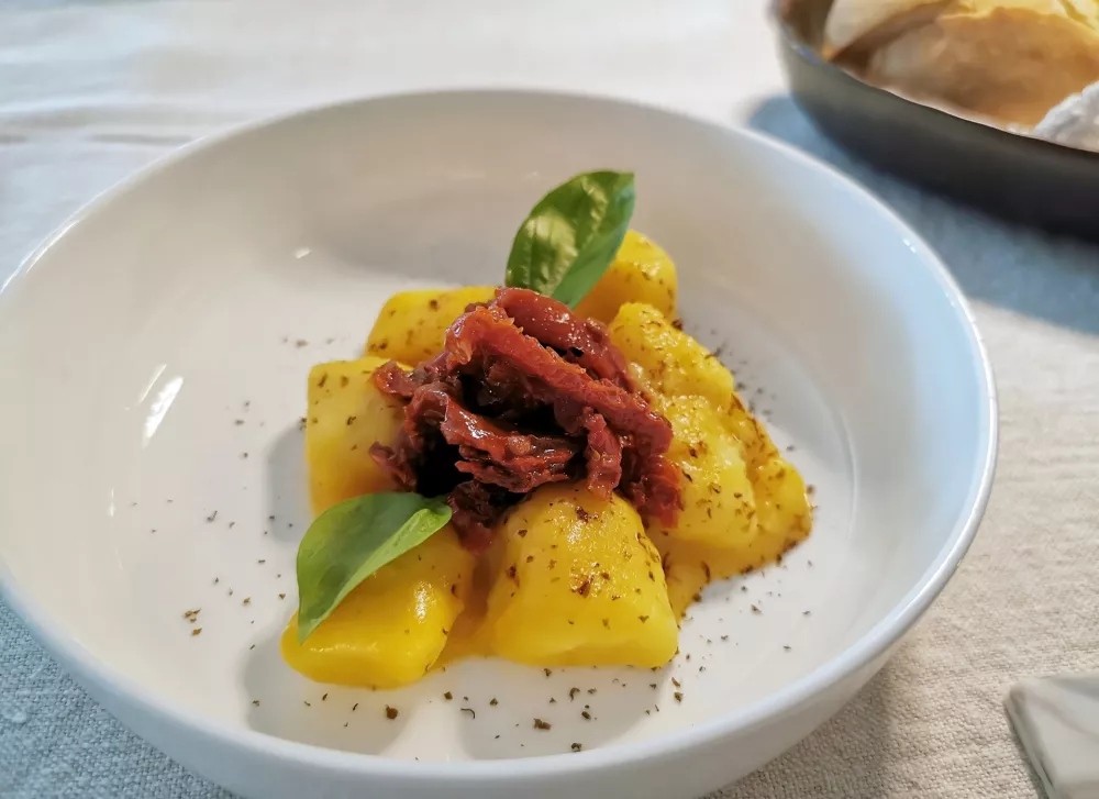 Njoki, Hi&scaron;a Krasna