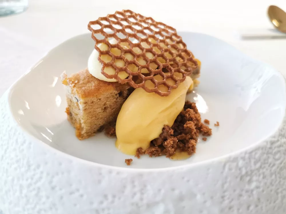 Biskvitek kostanja in bele čokolade, Hi&scaron;a Krasna