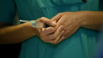 - injekcija - - 23.03.2015 - Ortopedska klinika UKC v Ljubljani - Oddelek za artroskopijo in po&scaron;kodbe pri &scaron;portu - operacija nožnega palca (haluks valgus), - operacijska dvorana - - kirur&scaron;ki operativni poseg - zdravstvo //FOTO: Tomaž Skale