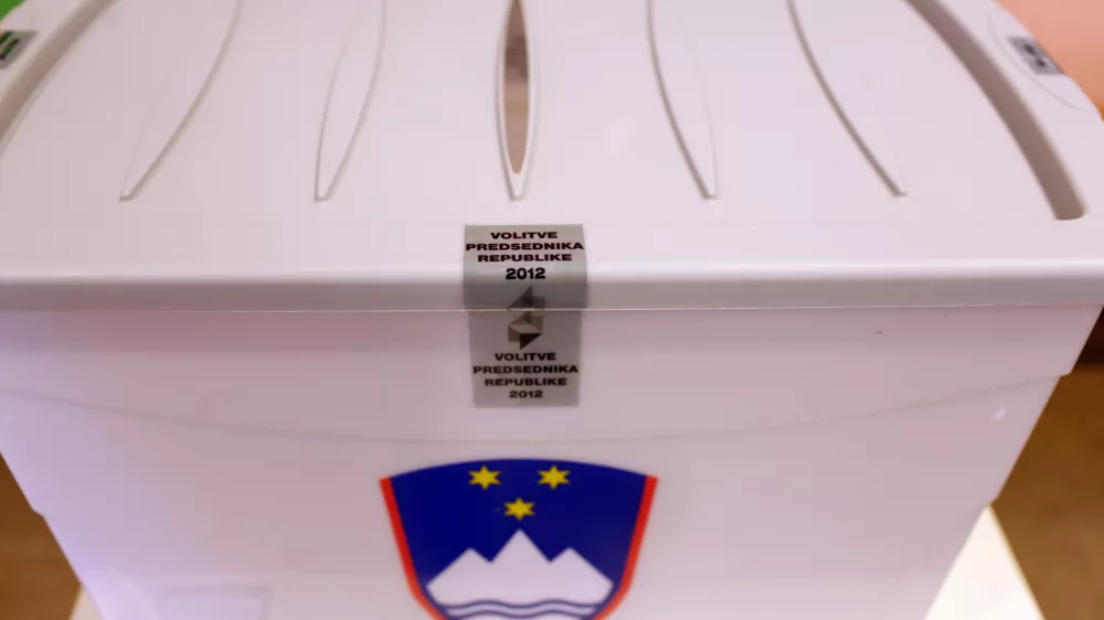 voli&scaron;če - volilna skrinja - Predsedni&scaron;ke volitve 2012 - pete volitve za predsednika republike v samostojni Sloveniji - volili med tremi kandidati - Danilom T&uuml;rkom, Borutom Pahorjem in Milanom Zverom //FOTO: Luka Cjuha