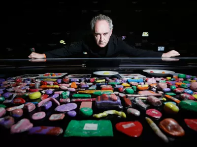 LONDON, ENGLAND - JULY 04: Cult Catalan chef Ferran Adria looks at plasticine models of his signature dishes, within the summer exhibition 'elBulli: Ferran Adria and The Art of Food', in partnership with Estrella Damm at Somerset House on July 4, 2013 in London, England. The exhibition celebrates the global icon of gastronomy and the restaurant he built to become the world's best, elBulli. It opens on July 5th and runs until September 29th 2013. (Photo by Matthew Lloyd/Getty Images for Somerset House) / Foto: Matthew Lloyd
