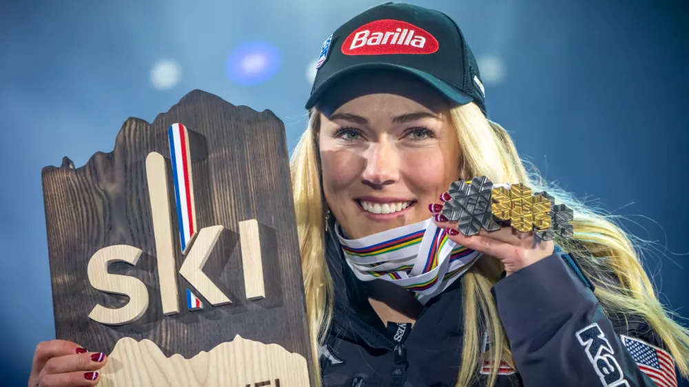 FILED - 18 February 2023, France, Courchevel: US Silver medalist Mikaela Shiffrin celebrates during the award ceremony of the Women's Slalom event of the FIS Alpine Ski World Championship 2023 in Meribel. Shiffrin may not return to the World Cup this season if her injury recovery continues to be rocky. Photo: Michael Kappeler/dpa / Foto: Michael Kappeler