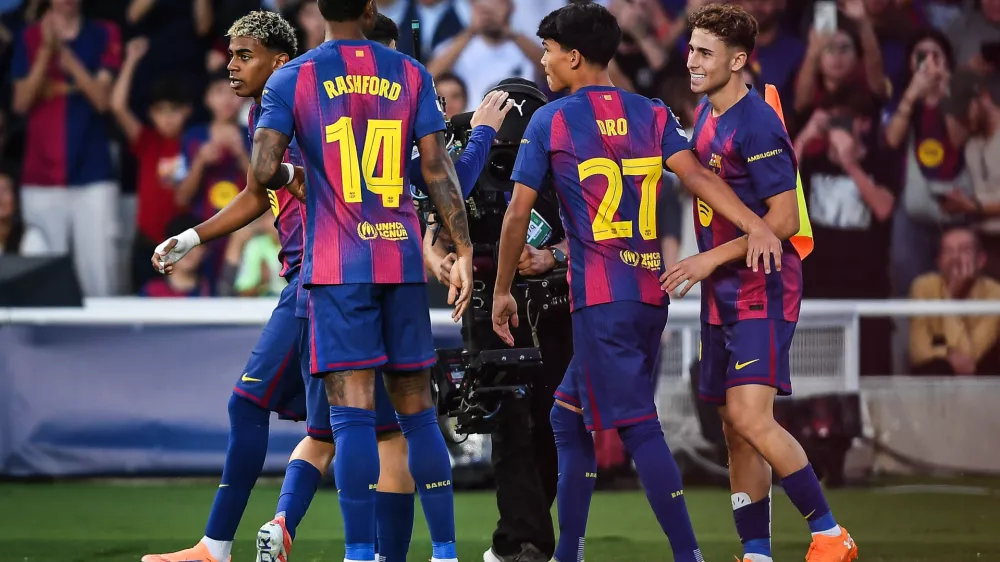 21 October 2025, Spain, BarcelonaBarcelona's Fermin Lopez celebrates his goal with teammates during the UEFA Champions League soccer match between FC Barcelona and Olympiakos FC at Estadi Olimpic Lluis Companys. PhotoMatthieu Mirville/ZUMA Press Wire/dpa