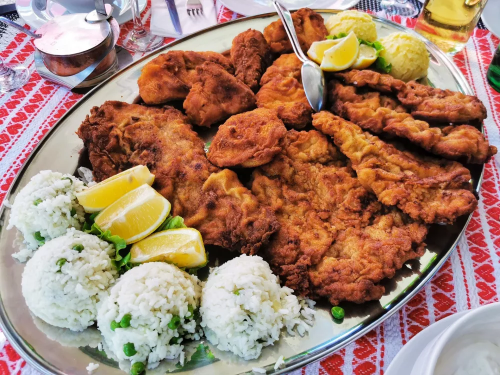 Ocvrte dobrote in obvezen rizi bizi / Foto: Miha First