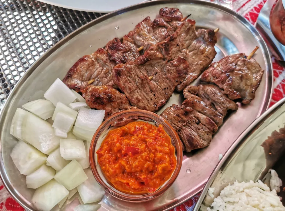 Domače nabodalo z žara. / Foto: Miha First