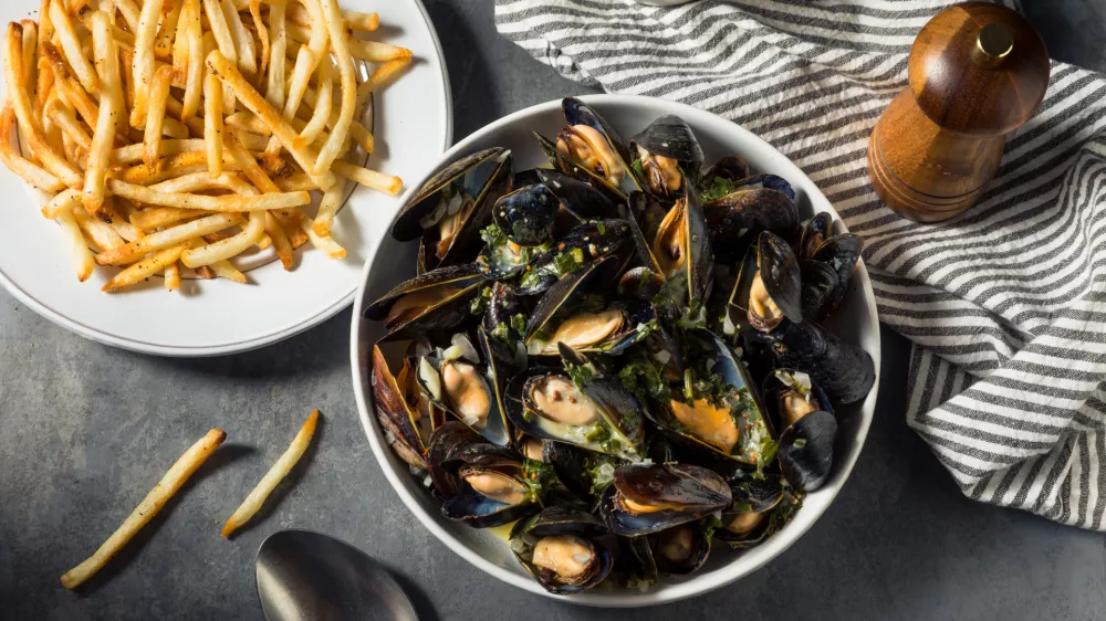 Homemade Moules Frites Mussels and Fries with a White Wine Sauce / Foto: Bhofack2