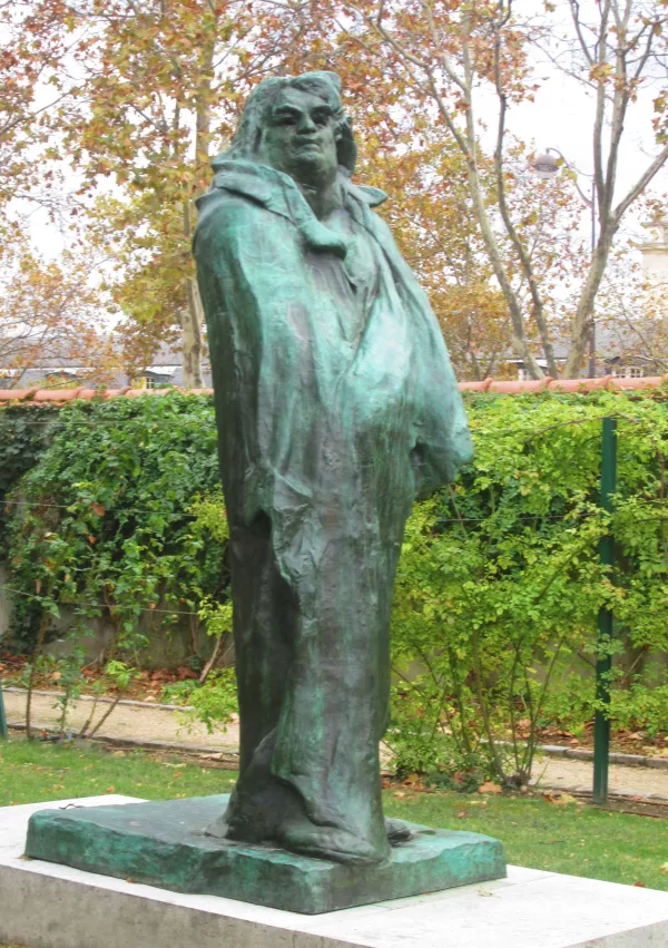Rodinov Spomenik Balzacu (1892&ndash;1897), ki so ga zaradi tako imenovanega divjega monumentalizma in neidealizirane oblike zavrnili, danes stoji pred Rodinovim muzejem v Parizu. / Foto: Wikipedija