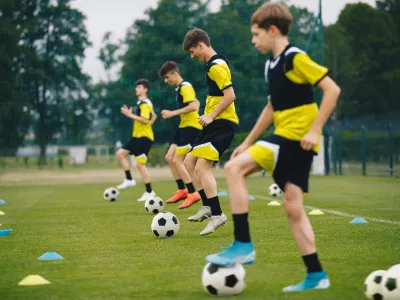 Nogomet je seveda v vseh pogledih tudi pri nas kralj med &scaron;porti, a kljub temu se v Sloveniji z različnimi &scaron;porti ukvarja več mladih, kot marsikje drugod. / Foto: Istock