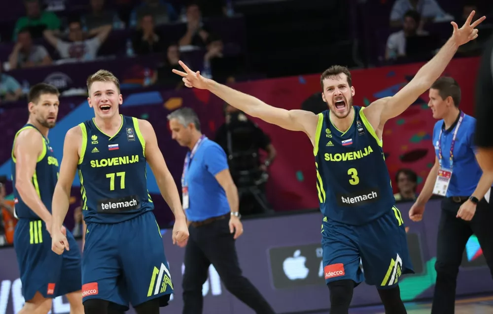 Basketball - Spain v Slovenia - European Championships EuroBasket 2017 Semi-Final - Istanbul, Turkey - September 14, 2017 - Luka Doncic and Goran Dragic of Slovenia react. REUTERS/Osman Orsal / Foto: Osman Orsal