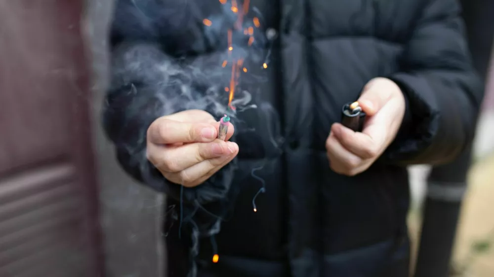 Opozorila policije in zdravnikov, ki re&scaron;ujejo hude po&scaron;kodbe zaradi pirotehnike, bolj malo zaležejo. / Foto: iStock