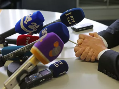 - simbolična fotografija -- izjava za medije- mikrofoni - mediji - novinarstvo - medijske hi&scaron;e - RTV - POP TV - 24UR - A Kanal - SVET -   //FOTO: Tomaž Skale / Foto: Tomaž Skale