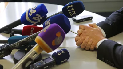 - simbolična fotografija -- izjava za medije- mikrofoni - mediji - novinarstvo - medijske hi&scaron;e - RTV - POP TV - 24UR - A Kanal - SVET -   //FOTO: Tomaž Skale / Foto: Tomaž Skale