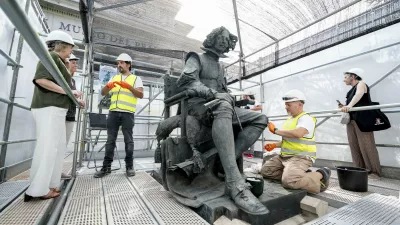 Restavriranje kipa Diega&nbsp;Vel&aacute;zqueza na glavnem vhodu v muzej. / Foto: A. P&eacute;rez Meca via Profimedia