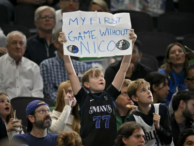 Deček z napisom: &raquo;Moja prva tekma brez Nica&laquo;. / Foto: Profimedia