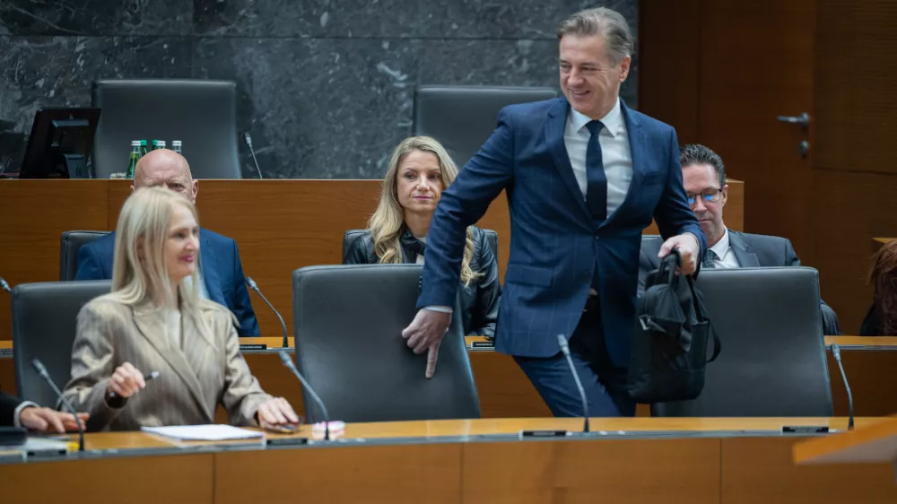 Ljubljana, DZ.Nadaljevanje redne seje DZ, na kateri je predsednik vlade Robert Golob odgovarjal na poslanska vprasanja.