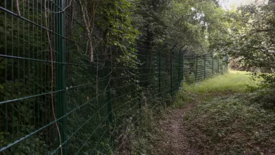 - 18.06.2018 - mejni prehod Žuniči v občini Črnomelj - (slovensko - hrva&scaron;ka ilegalna meja), reka Kolpa - panelna ograja- Migranti 2018 &ndash; nova migrantska balkanska pot iz Makedonije preko Kosova, Črne gore, Bosne in Hercegovine proti zahodni Evropi - džamijska begunska pot - begunci -  //FOTO: Luka Cjuha.