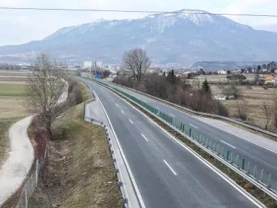 Hitra cesta Razdrto Nova Gorica, Vipavska dolina  - 18.01.2017 - Burja na Primorskem - močna burja je na izpostavljenih mestih v sunkih dosegala hitrost od 110 do 140 km/h   //FOTO: Bojan Velikonja