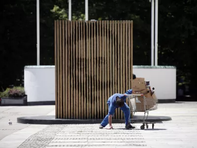 - ilustrativna fotografija - spomernik Ivan Cankar - Cankarjeva plo&scaron;čad - nakupovalni voziček - potro&scaron;nik foto: Luka Cjuha