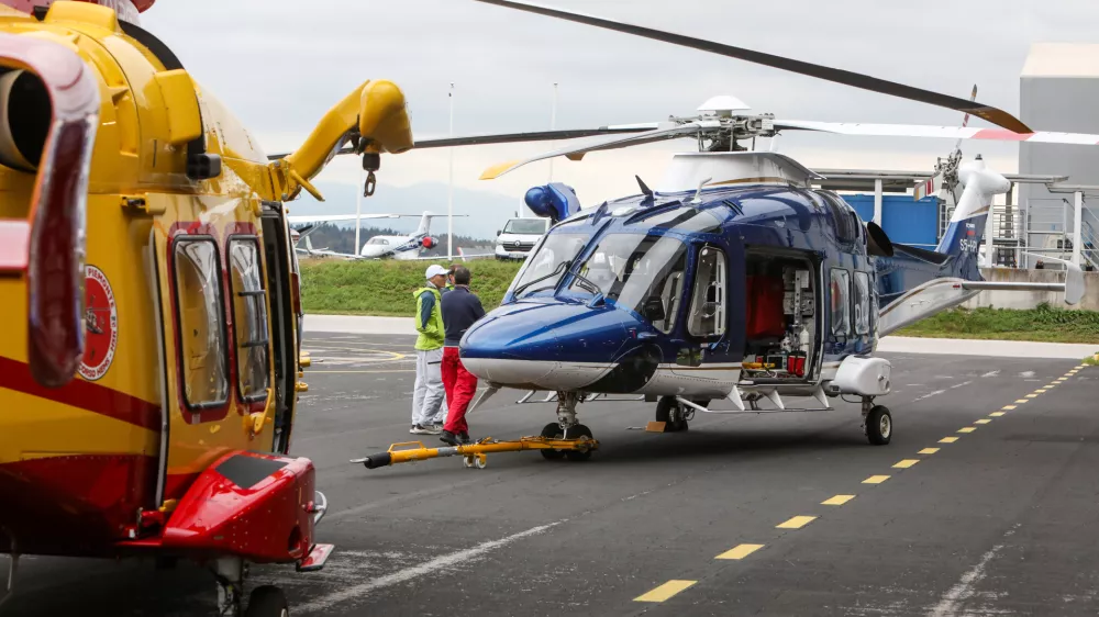 - Helikopter za nujno medicinsko pomoč Leonardo v lasti AirGreen in večnamenski helikopter Leonardo v lasti slovenske Policije,- 13.10.2025. _ Podpis pogodbe o nakupu dveh namenskih helikopterjev za nujno medicinsko pomoč med slovensko policijo in podjetjem Leonardo, ki sta jo podpisala Generalni direktor Policije Damjan Petrič in predstavnik podjetja Leonardo Andrea Mitreto.//FOTO: Bojan Velikonja