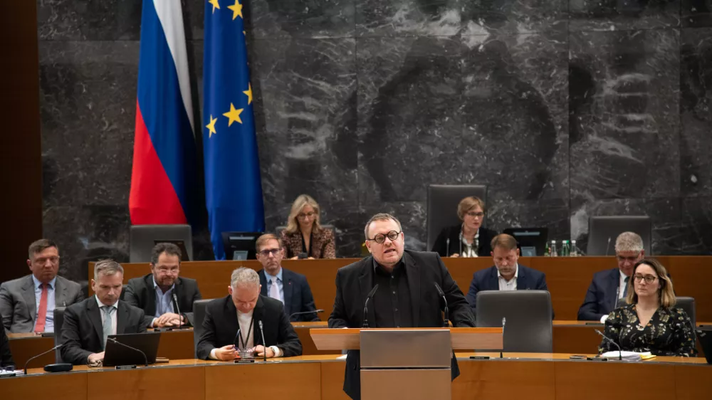 Ljubljana, DZ.Izredna seja DZ, na kateri obravnavajo interpelacijo o delu in odgovornosti ministra za solidarno prihodnost Simona Maljevca.Minister za solidarno prihodnost Simon Maljevac.