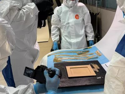 Spanish National Police inspect a Picasso painting "Still Life with Guitar", that disappeared during transport on October 10, 2025, in Madrid, Spain October 24, 2025. Spanish National Police/Handout via REUTERS ATTENTION EDITORS - THIS IMAGE HAS BEEN SUPPLIED BY A THIRD PARTY. NO RESALES. NO ARCHIVES. MANDATORY CREDIT.