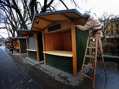 praznično okrasitev Ljubljane - stojnice za prodajo prazničnih daril -. božično novoletni sejem - Breg/FOTO: Matej Pov&scaron;e