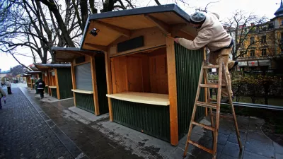 praznično okrasitev Ljubljane - stojnice za prodajo prazničnih daril -. božično novoletni sejem - Breg/FOTO: Matej Pov&scaron;e