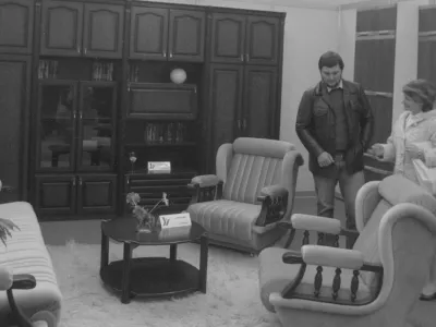 Prizor s sejma, na katerem so razkazovali tedanje tipično pohi&scaron;tvo. Na srede mize pa običajno ni bila vaza, pač pa pepelnik. / Foto: Profimedia