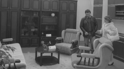 Prizor s sejma, na katerem so razkazovali tedanje tipično pohi&scaron;tvo. Na srede mize pa običajno ni bila vaza, pač pa pepelnik. / Foto: Profimedia