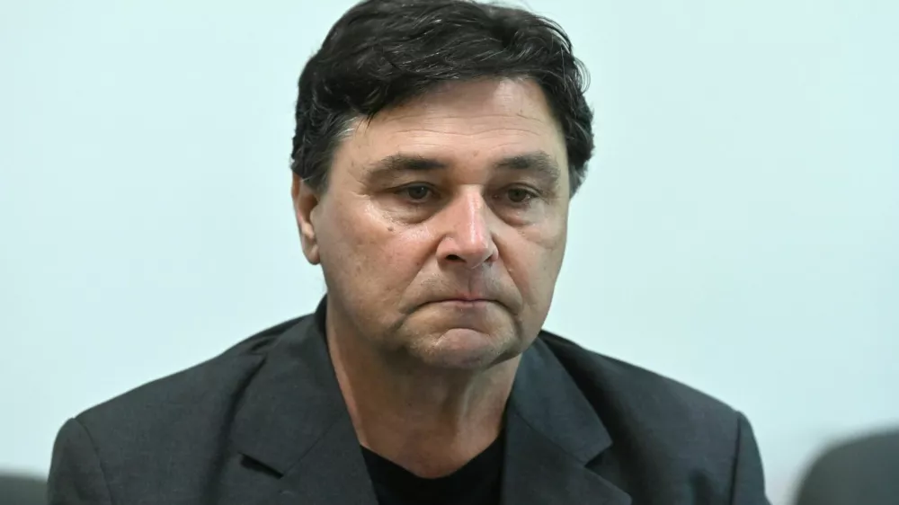 Upokojenko zadavil zaradi stanovanja, njeno truplo skril v vodnjak