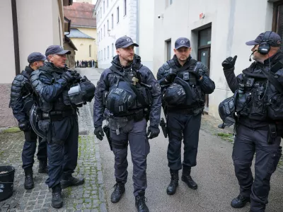 Novo mesto.Policijski specialci pri obcini v Novem mestu.