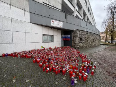 Novo mesto.Priziganje svec po tragicnem smrtonosnem napadu na moskega v Novem mestu.