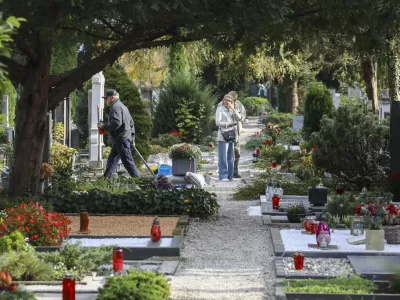 28.10.2024 - pokopali&scaron;če Žale - urejanje grobov pred praznikom dan mrtvih - prodaja cvetjaFOTO: LUKA CJUHA