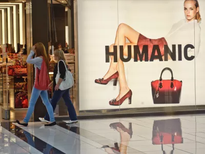 trgovina Humanic- BTC City Park - nakupovalno sredi&scaron;če v Ljubljani 2013 - potro&scaron;ni&scaron;tvo - potro&scaron;niki,potro&scaron;niki,nakupovanje//FOTO: Tomaž Zajel&scaron;nik