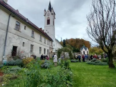 Zeli&scaron;čarstvo kot nova pot trajnostnega turizma v mekinjskem samostanu