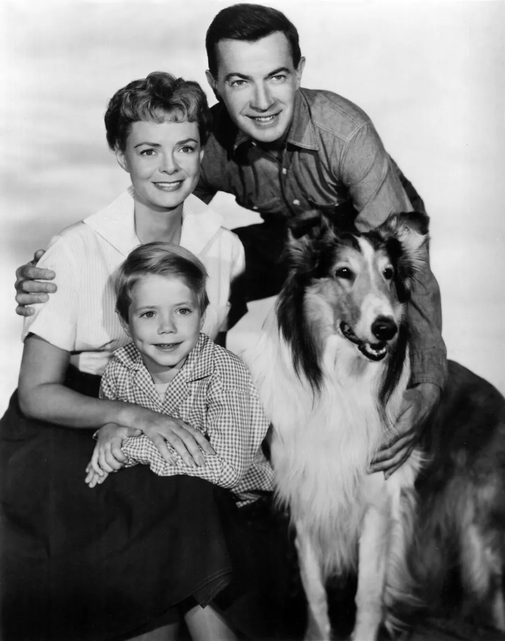 LASSIE [US TV SERIES 1954 - 1974] JUNE LOCKHART as Ruth Martin (1958 - 1964), [?]HUGH REILLY as Paul Martin (1958 -1964), JON PROVOST as Timmy Martin (1957 - 1965), LASSIE  Date: 1974,Image: 798360708, License: Rights-managed, Restrictions:, Model Release: no